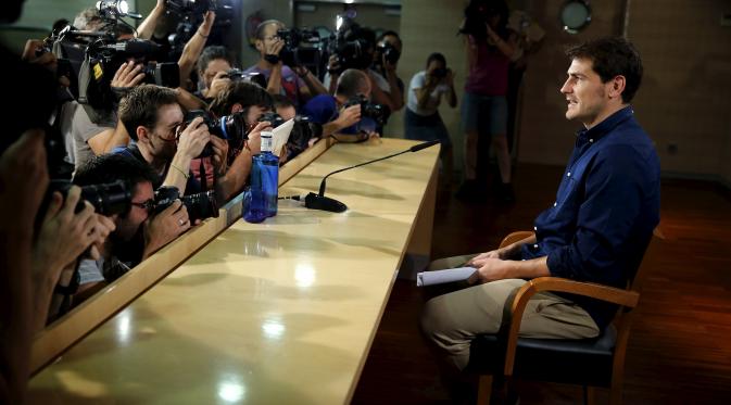 Iker Casillas tampak tenang saat menyampaikan salam perpisahan di hadapan awak media di Stadion Santiago Bernabeu, Madrid, Spanyol, Minggu (12/7/2015). Posisi Casillas kemungkinan akan di gantikan kiper MU, David De Gea. (REUTERS/Andrea Comas)