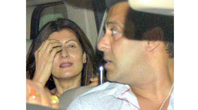Salman Khan terlihat meninggalkan bioskop dan pulang bersama dalam satu mobil denga Sangeeta Bijlani [Foto: Bollywoodlife.com]