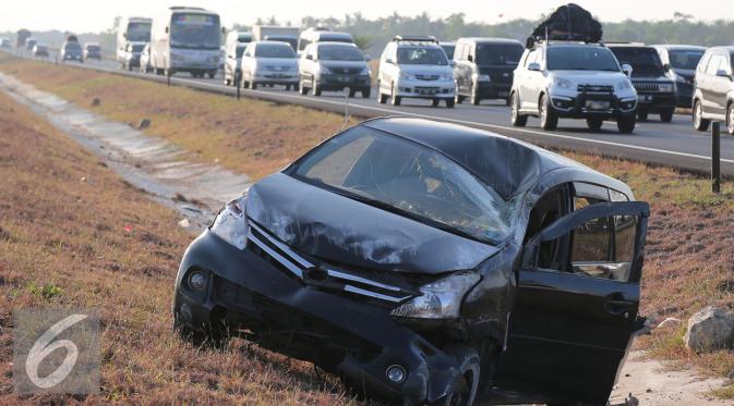 Kecelakaan di Km 149+800 membuat lalu lintas di tol Cipali menjadi tersendat, Jawa Barat, Senin (13/7/2015). (Liputan6.com/Herman Zakharia)