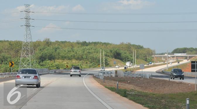 Sejumlah mobil melintas di Tol Cipali, Jawa barat, Senin (13/7/2015). Menjelang H-4 Lebaran, arus lalu lintas di Tol Cipali terlihat lancar. (Liputan6.com/Herman Zakharia)