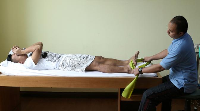 Ekspresi Antony Putro Nugroho saat menjalani sesi terapi di RS Royal Progress, Sunter (Bola.com/Arief Bagus)