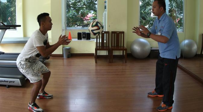 Disiplin dan menjalani terapi dengan sepenuh hati kini jadi keseharian Antony Putro Nugroho (Bola.com/Arief Bagus)
