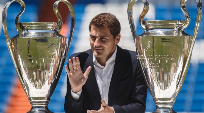 Iker Casillas melambaikan tangannya kepada suporter Real Madrid saat upacara perpisahannya di Stadion Santiago Bernabeu, Spanyol, Senin (13/7/2015). Real Madrid akhirnya menggelar seremoni kepergian pemain berjuluk Saint Iker itu. (REUTERS/Andrea Comas) 