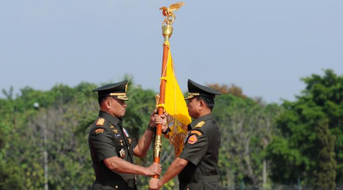 Jenderal TNI Moeldoko resmi menyerahkan jabatannya kepada Panglima TNI yang baru, Jenderal TNI Gatot Nurmantyo. (Liputan6.com/Helmi Fithriansyah)