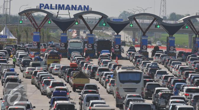 Sejumlah kendaraan saat memasuki gerbang Tol Palimanan, Jawa Barat, Selasa (14/7/2015). Hingga H-3 jelang lebaran 2015 pemudik sudah mulai memadati tol Cipali. (Liputan6.com/Herman Zakharia)