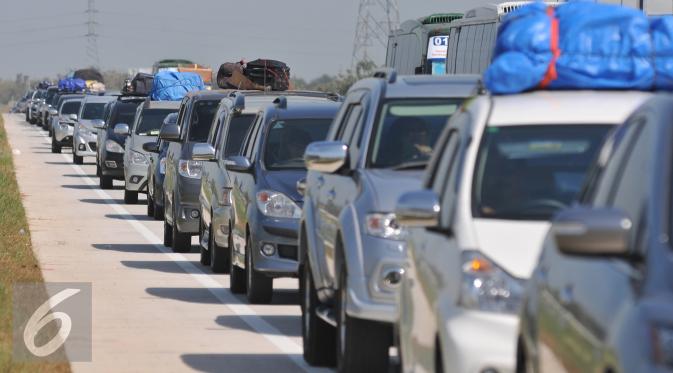 Sejumlah mobil mengantri di gerbang Tol Palimanan, Jawa Barat, Selasa (14/7/2015). Hingga H-3 jelang lebaran 2015 pemudik sudah mulai memadati tol Cipali. (Liputan6.com/Herman Zakharia)