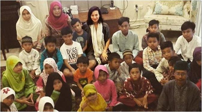 Wanda Hamidah berbagi dengan anak-anak di dekat rumahnya (via Facebook/Wanda Hamidah)