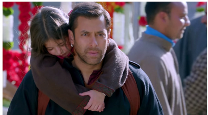 Salman Khan saat menggendong gadis kecil yang ditolongnya dalam Bajrangi Bhaijaan 