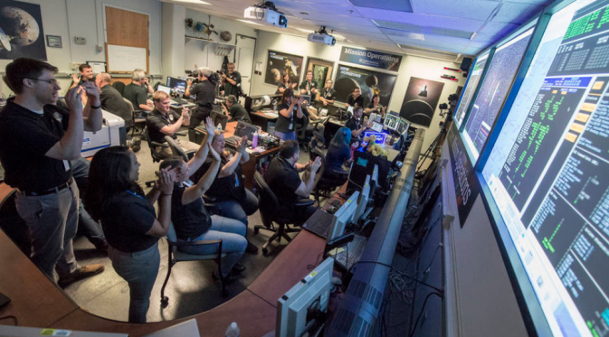 Suasana Ruangan Cpntrol Room Saat New Horizons Berhasil Misinya. (NASA)