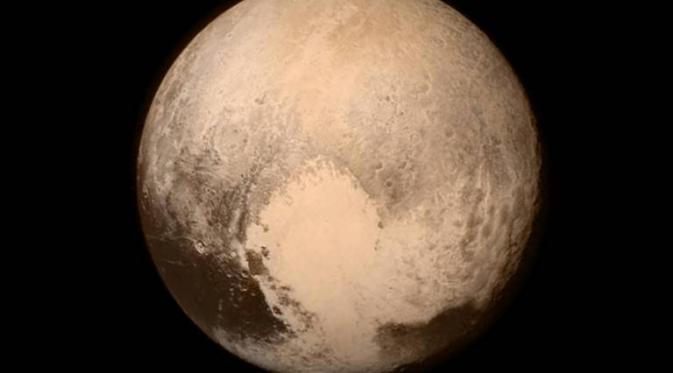 Pluto Dari Lensa Long Range Reconnaissance Imager . (NASA)