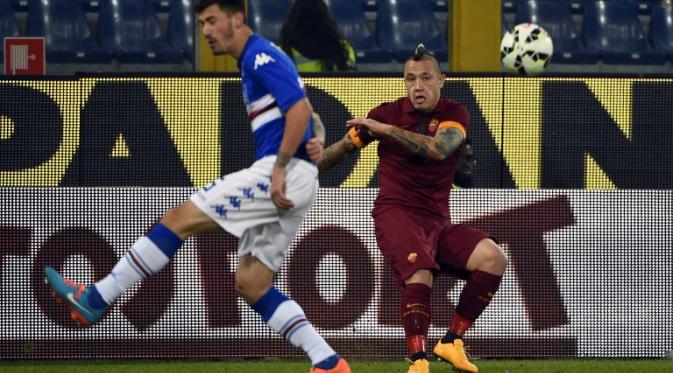Sampdoria's defender Alessio Romagnoli (L) fights for the ball with Roma's midfielder from Belgium Radja Nianggolan AFP PHOTO / OLIVIER MORIN