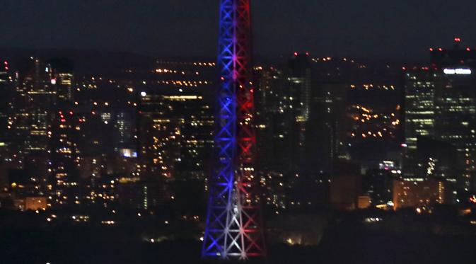 Menara Eiffel diterangi cahaya mirip bendera Prancis saat perayaan Bastille Day di Paris,Perancis, Selasa (14/7/2015). Pesta dan upacara resmi diselenggarakan juga dalam acara ini untuk memperingati Bastille Day. (REUTERS/Pascal Rossignol)