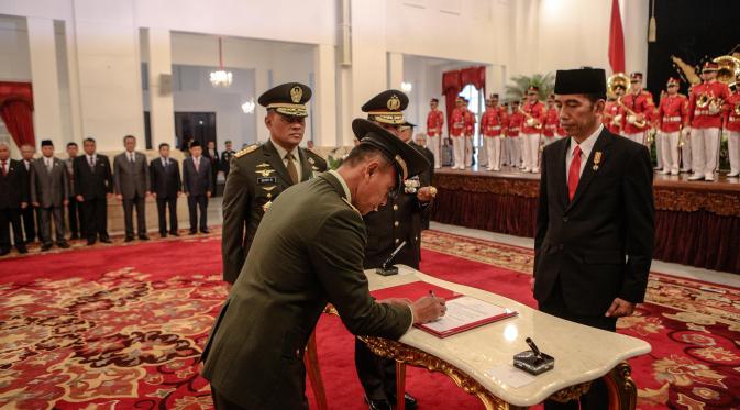 Letjen TNI Mulyono menandatangani berita acara yang disaksikan Presiden Jokowi. (Liputan6.com/Faizal Fanani)