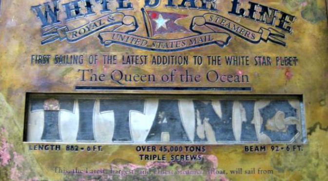 Plakat bertuliskan Titanic Ratu Laut