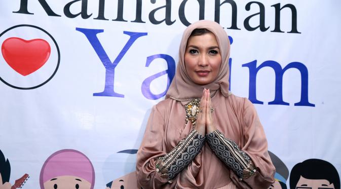 Fanny Fabriana dan Arzety Bilbina Buka Bersama di Panti Yatim (Wimbarsana/bintang.com)