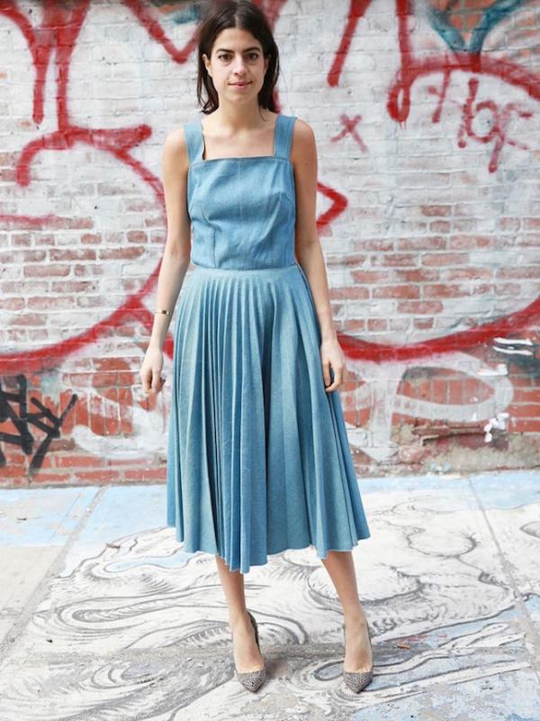 Inspriasi Denim Dress yang Bikin Kamu Terlihat Cantik Nan Menawan. | via: brit.co