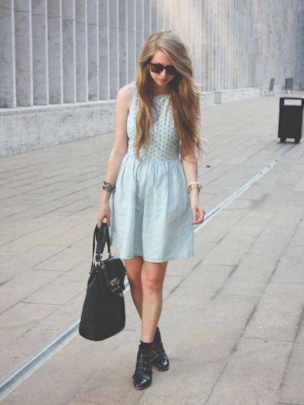 Inspriasi Denim Dress yang Bikin Kamu Terlihat Cantik Nan Menawan. | via: brit.co