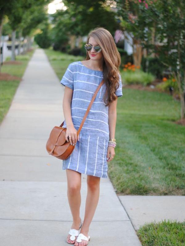 Inspriasi Denim Dress yang Bikin Kamu Terlihat Cantik Nan Menawan. | via: brit.co