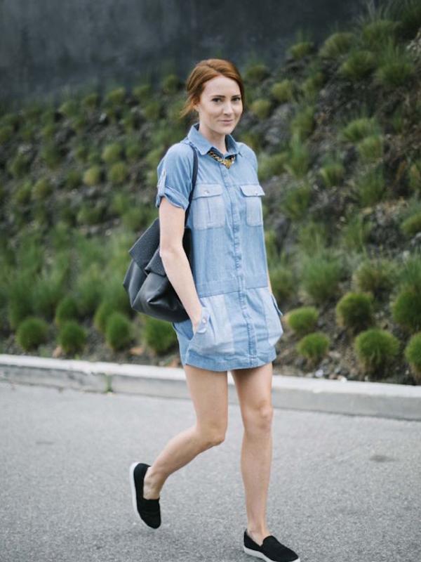 Inspriasi Denim Dress yang Bikin Kamu Terlihat Cantik Nan Menawan. | via: brit.co