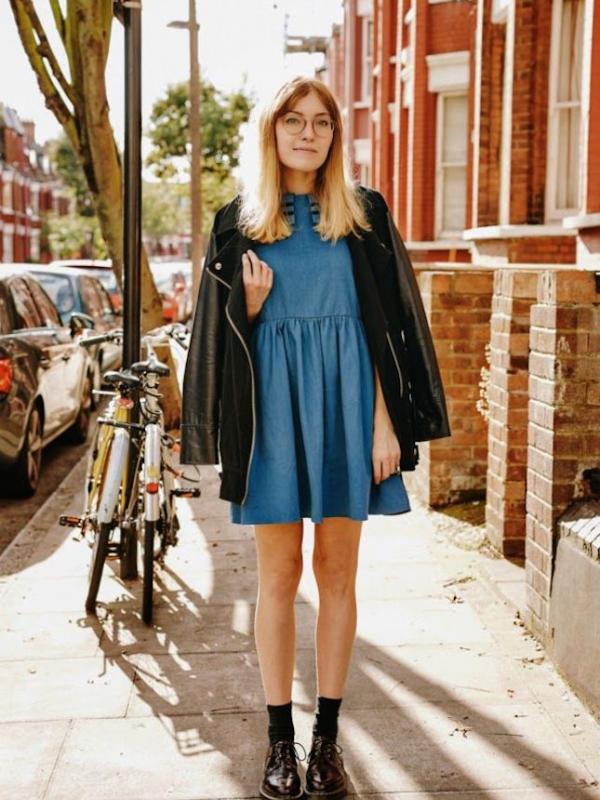 Inspriasi Denim Dress yang Bikin Kamu Terlihat Cantik Nan Menawan. | via: brit.co