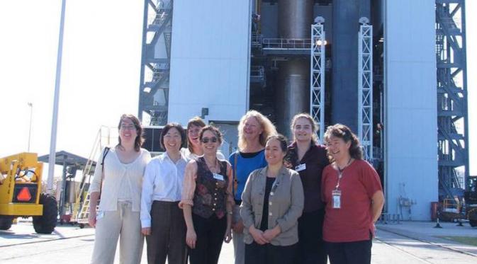 Sebagian para ilmuan perempuan di depan roket peluncur New Horizons. (NASA)