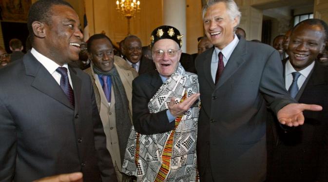 Mantan PM Perancis Dominique de Villepin memakai baju tradisional Afrika / JACK GUEZ / AFP