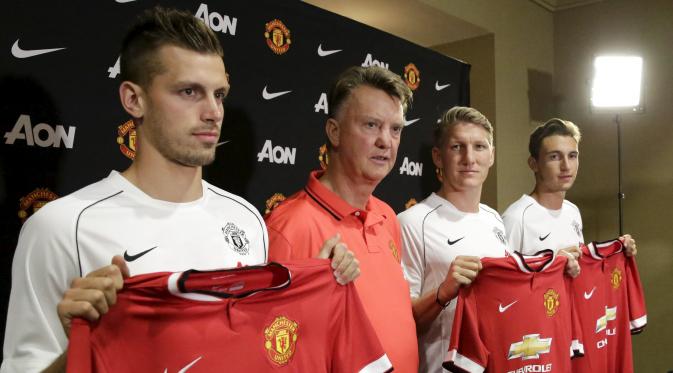 Manajer MU, Louis Van Gaal saat memperkenalkan pemain barunya kepada awak media di Bellevue, Washington, AS, Rabu (15/7/2015). Selain Schweinsteiger, Van Gaal memperkenalkan Morgan Schneiderlin (kiri) dan Matteo Darmian (kanan). (REUTERS/Jason Redmond)