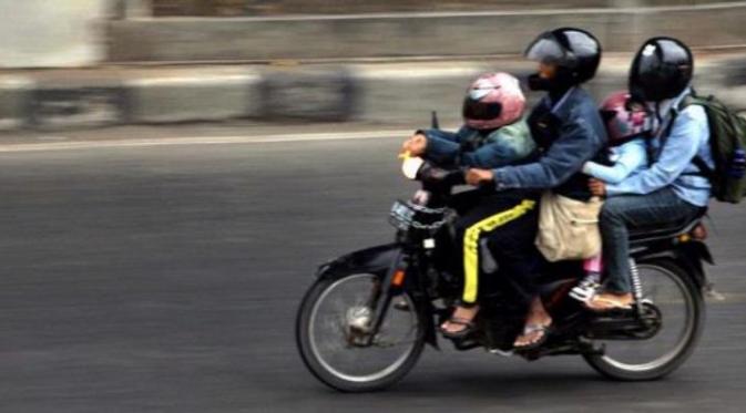 Ilustrasi berboncengan motor lebih dari dua orang | Via: media.iyaa.com