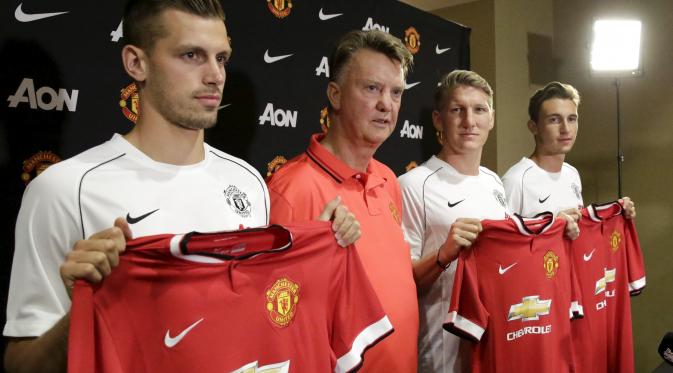 Louis van Gaal mengaku posisinya sebagai manajer Manchester United tidak aman. ( REUTERS/Jason Redmond)