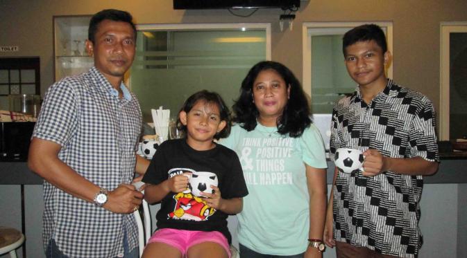 Widodo Cahyono Putro dibantu keluarganya menjalankan bisnis kafe di Gresik. (Bola.com/Zaidan Nazarul)