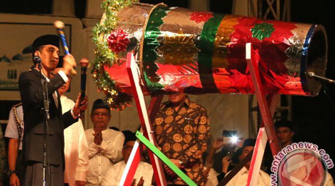 Presiden Jokowi menabuh beduk melepas peserta pawai takbiran Hari Raya Idulfitri di depan Masjid Raya Baiturrahman, Banda Aceh, Aceh, Kamis (16/7/2015).