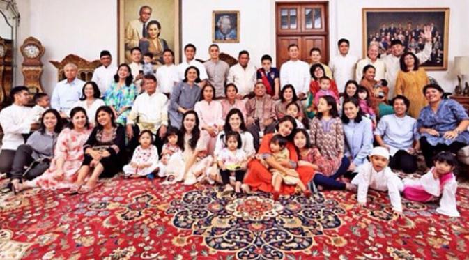 Dian Sastro bersama keluarga besar (Instagram)