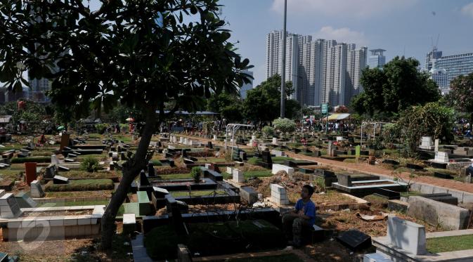 Suasana ziarah kubur di TPU Karet Bivak Ziarah kubur usai Lebaran telah menjadi tradisi di beberapa daerah di Indonesia. (Liputan6.com/Johan Tallo) 