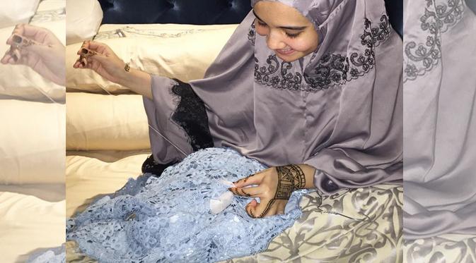 Zaskia Sungkar menunjukkan sedang asyik menjahit baju seragam ibundanya. (foto: instagram.com/zaskiasungkar15)