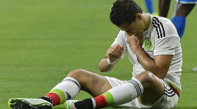 Chicharito mengalami patah tulang selangka dalam pertandingan persahabatan antara Meksiko dan Honduras, Rabu (1/7/2015).