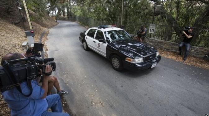 Kepolisian saat berada di kediaman Demi Moore di Los Angeles, Amerika Serikat. (Foto: BBC)