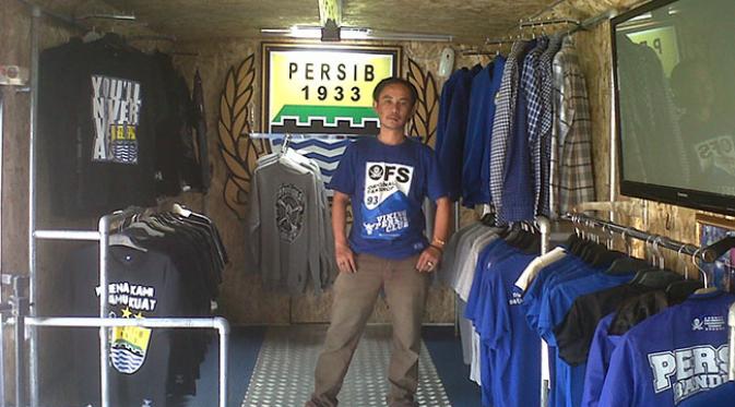 Abel Sastranegara, pengelola bus merchandise Persib, di dalam bus yang dikelolanya (Bola.com/Bagas Rahadyan)