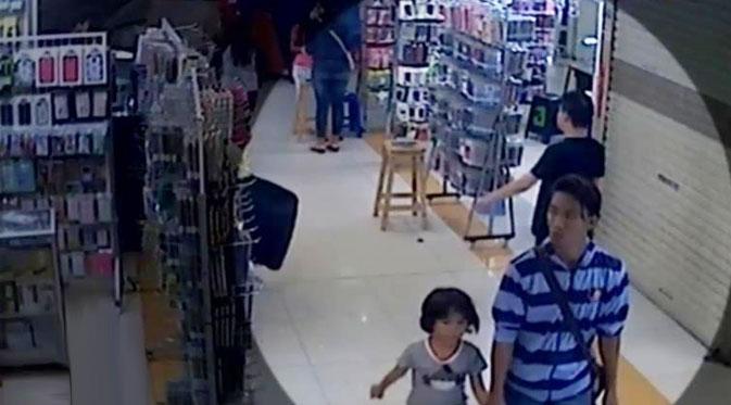 Seorang bocah berusia 6 tahun menjadi korban penculikan di sebuah pusat perbelanjaan di Cililitan.
