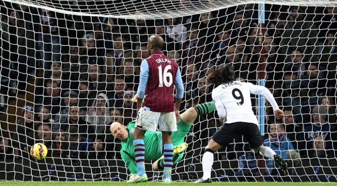 Radamel Falcao mencetak gol penyeimbang 1-1 saat menghadapi Everton di Villa Park Stadium, 20 Desember 2014 (EPA/LINDSEY PARNABY)