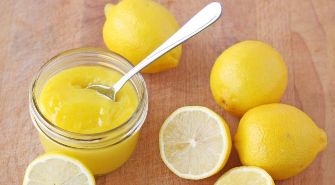 Oleskan jus lemon pada kulit siku dan lutut secara merata menggunakan kapas. Atau potong lemon jadi dua bagian, lalu oleskan pada siku dan lutut  sampai merata. Diamkan selama 15-20 menit , kemudian bilas. Lakukan tiga kali sehari. (Istimewa)