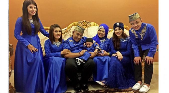 Bella Shofie bersama keluarga saat momen Idul Fitri