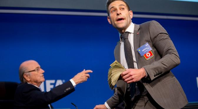 Simon Brodkin Sindir Blatter (AFP)