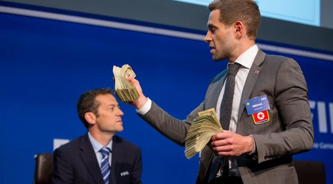 Simon Brodkin Sindir Blatter (AFP)