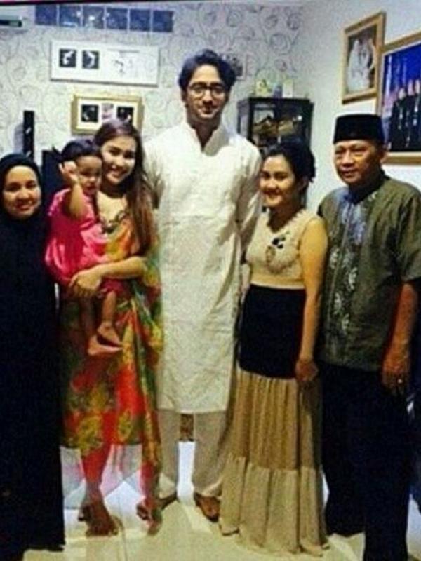 Shaheer Sheikh foto bersama dengan keluarga Ayu Ting Ting  (Instagram @yuli_Hafeeza)