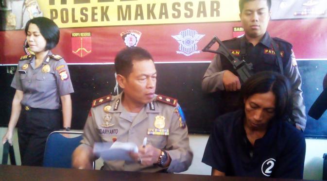 Tersangka pembunuh anak kandung menjalani pemeriksaan di Polsek Makassar, Sulawesi Selatan. (Liputan6.com/Eka Hakim)