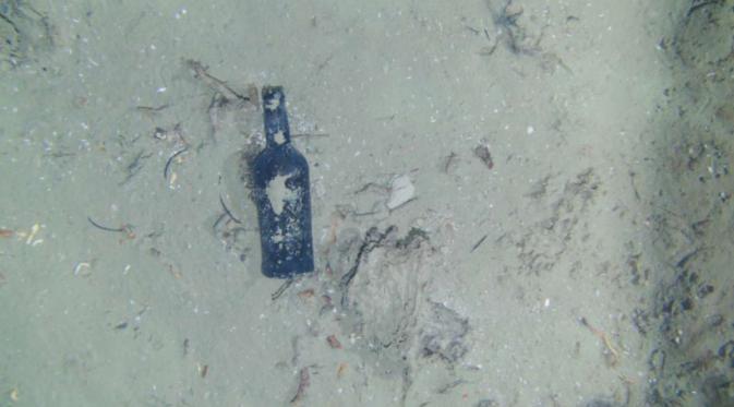 Botol yang ditemukan di kapal karam (washingtonpost)