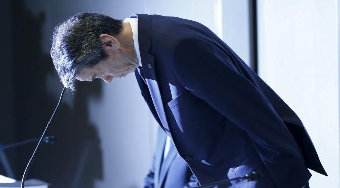 Presiden dan CEO Toshiba Corporation Hisao Tanaka saat konferensi pers pengunduran dirinya di Tokyo, Selasa (21/7/2015). Tim peneliti menemukan penyimpangan pencatatan keuntungan perusahaan yang dilakukan Tanaka dari tahun 2008. (Reuters/Thomas Peter)