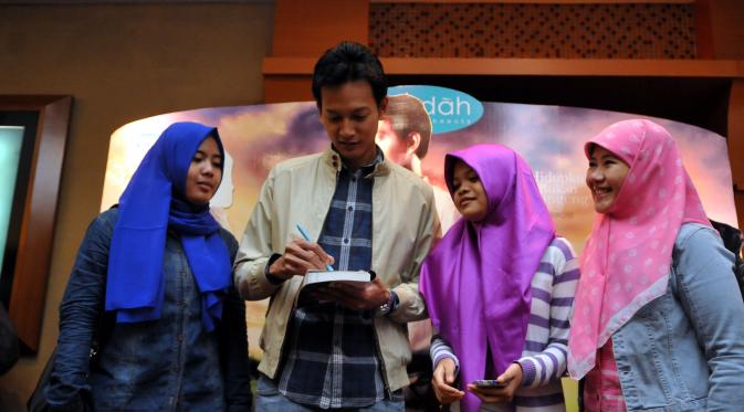 Fedi Nuril melayani permintaan tanda tangan beberapa orang fans (Foto: Panji Diksana/Liputan6.com)