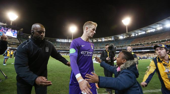 Football - AS Roma v Manchester City - International Champions Cup Pre Season Friendly Tournament - MCG, Melbourne, Australia - 21/7/15 Young fan runs to congratulate Manchester City's Joe Hart after the game Action Images via Reuters / Jason O'Brien Live