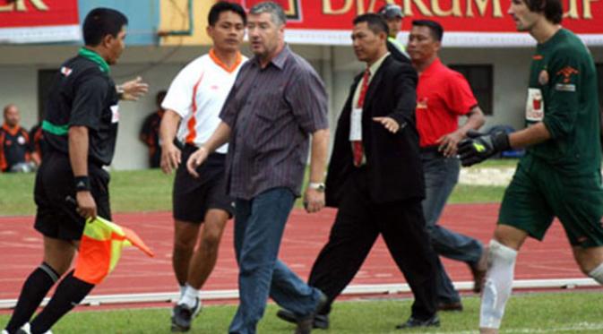 Sergei Dubrovin, yang membawa Petrokimia juara LI VIII 2002, pernah pula melatih Persija Jakarta (snipview)